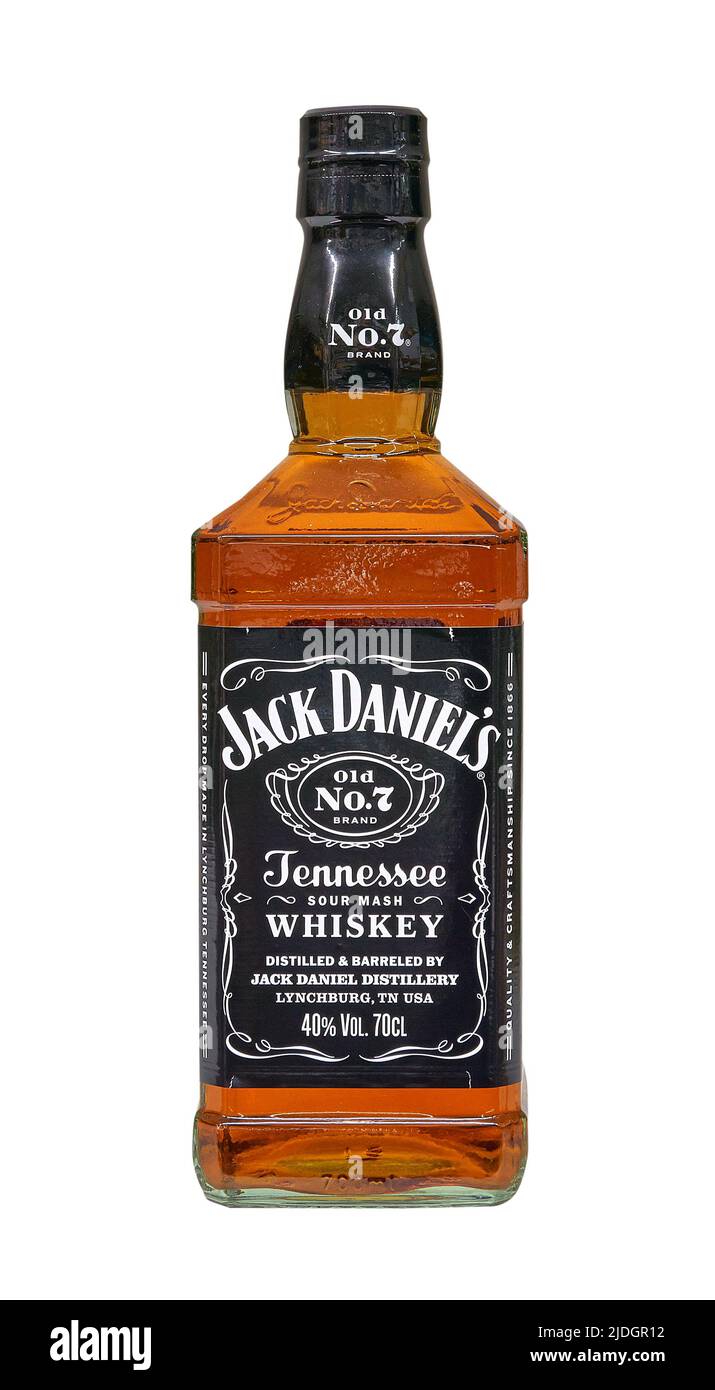 Bruxelles, Belgio - 17 giugno 2022; bottiglia di vetro di whiskey Jack Daniels isolata su sfondo bianco, fatta per il Belgio. Famoso marchio di bevande Foto Stock