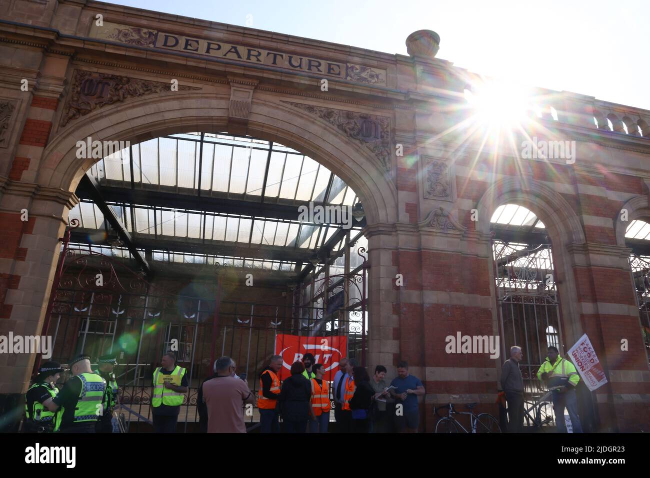 Leicester, Leicestershire, Regno Unito. 21st giugno 2022. I lavoratori ferroviari si levano in piedi su un picket line mentre paleggiano il primo di tre scioperi nazionali. La RMT ha definito gli scioperi sui tagli, la retribuzione e le condizioni di lavoro. Credit Darren Staples/Alamy Live News. Foto Stock