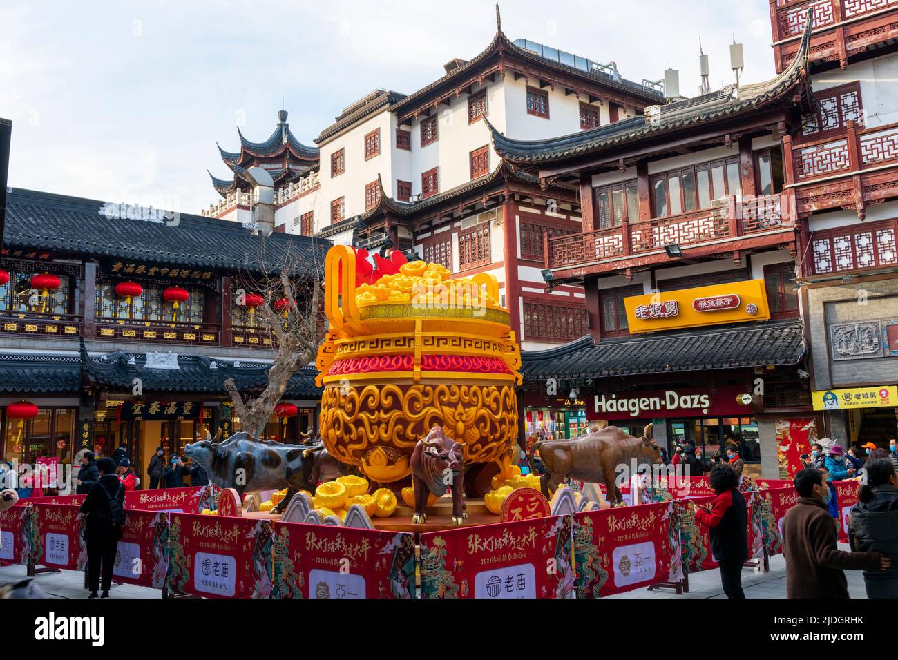 Visita turistica la famosa mostra di lanterne all'interno di Yu Yuan, Yu Garden, durante il Festival Lanterna nell'anno dell'Ox. Foto Stock