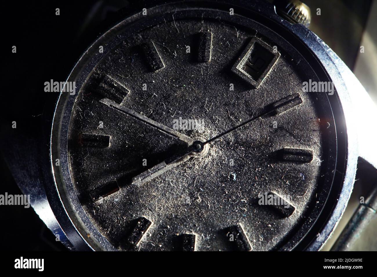 Concetto di tempo. Closeup estremo di orologio da polso molto vecchio con polvere Foto Stock