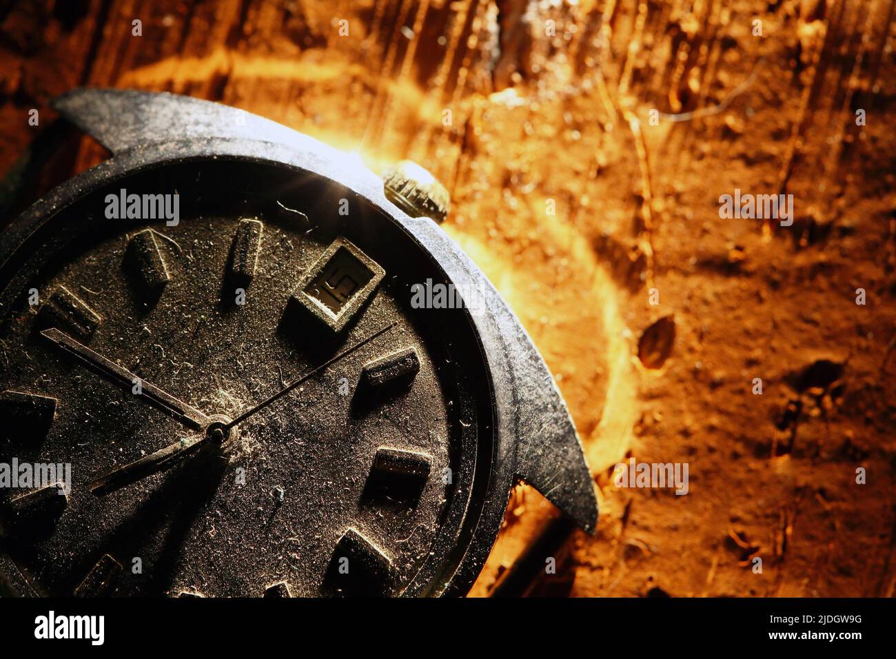 Concetto di tempo. Closeup estremo di orologio da polso molto vecchio su sfondo mattone Foto Stock