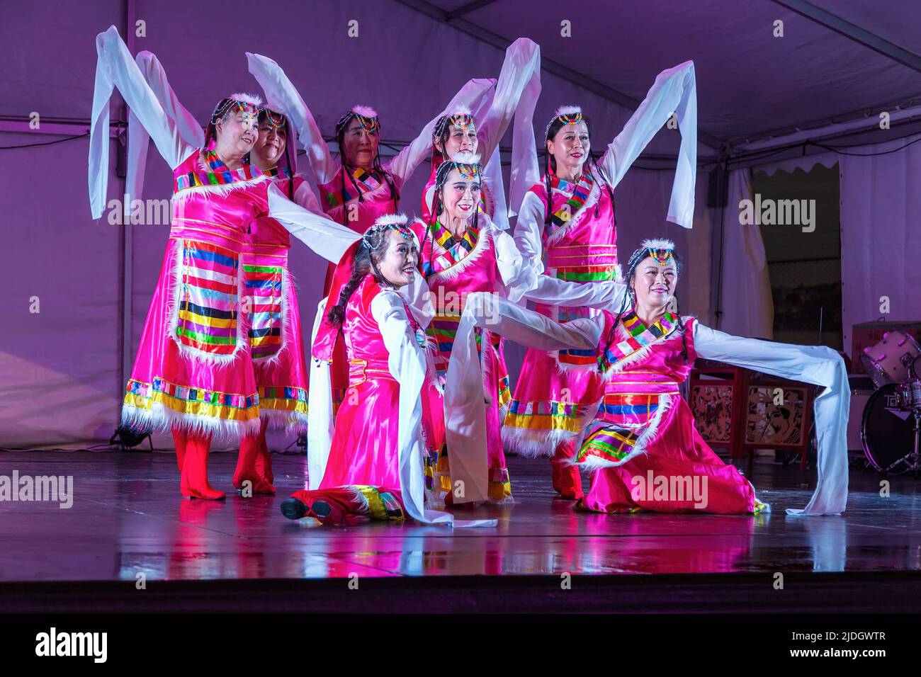 Donne cinesi che indossano costumi folcloristici con maniche lunghe che si esibiscono sul palco durante le celebrazioni del Festival della Luna ad Auckland, Nuova Zelanda Foto Stock