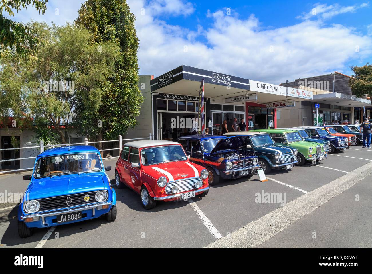 Una fila di minis retrò, tra cui un Mini Clubman e un Riley Elf, in una mostra d'auto classica Foto Stock