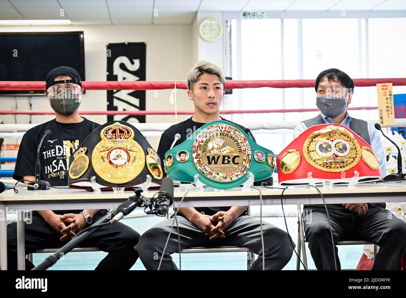 Yokohama, Kanagawa, Giappone, mercoledì. 8th giugno 2022. Naoya Inoue (C) partecipa a una conferenza stampa con il suo allenatore e padre Shingo Inoue (L) e il presidente della palestra di boxe Ohashi Hideyuki Ohashi (R) alla palestra di boxe Ohhashi a Yokohama, Kanagawa, Giappone, mercoledì 8 giugno, 2022. Naoya Inoue ha vinto la partita mondiale di unificazione di WBA, WBC e IBF il 7 giugno. Credit: Hiroaki Finito Yamaguchi/AFLO/Alamy Live News Foto Stock