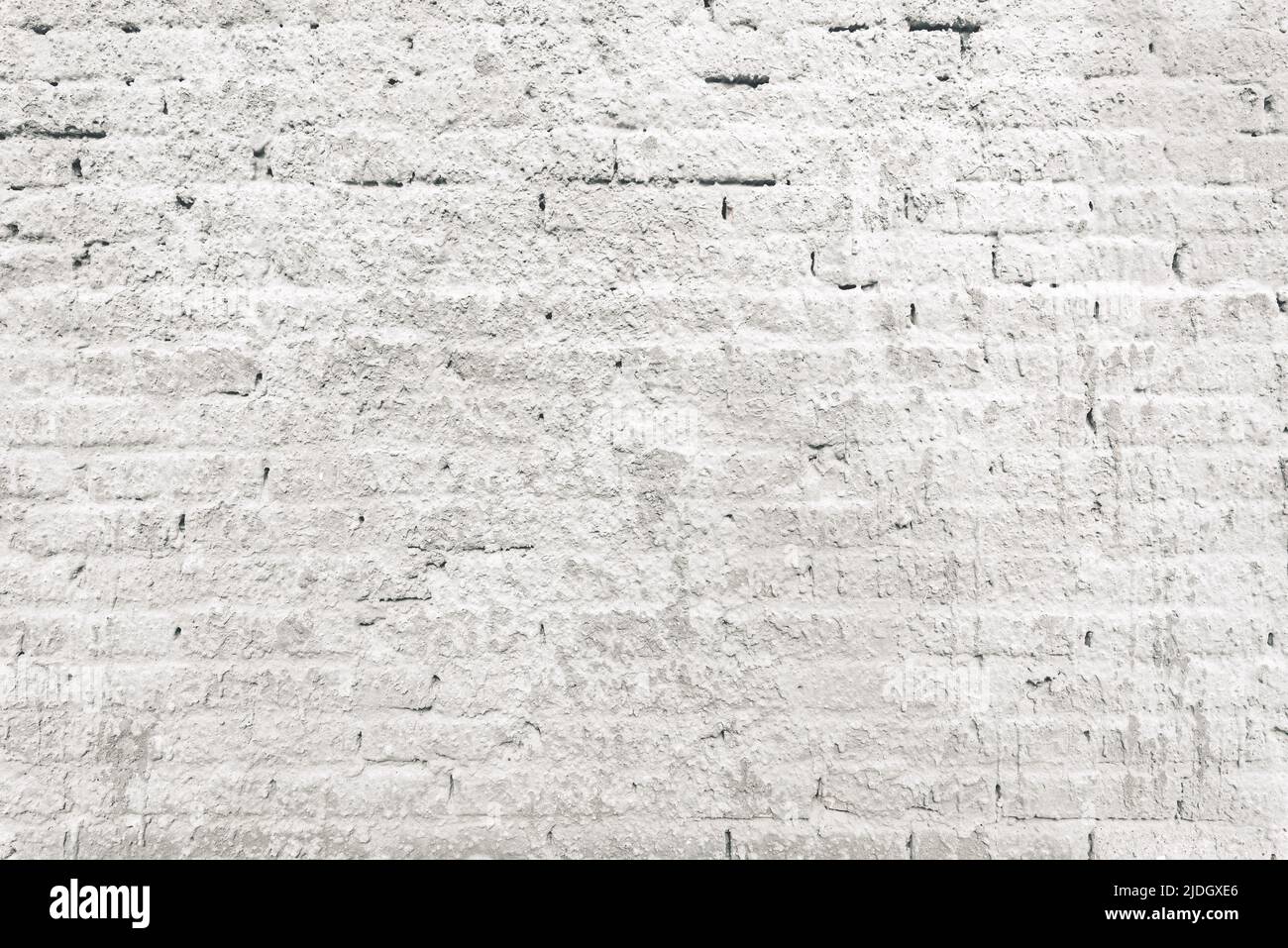 Texture di vecchio muro di mattoni spruzzato con stucco mortaio come sfondo, grunge superficie ruvida come elemento grafico sfondo Foto Stock