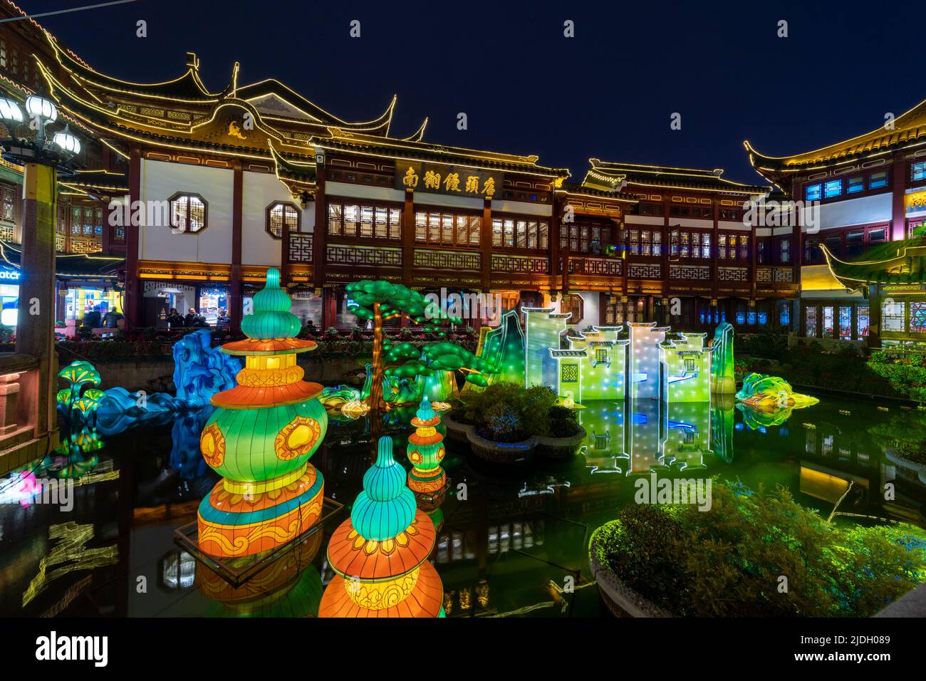 Le famose lanterne illuminate sono esposte all'interno di Yu Yuan, Yu Garden, durante il Festival delle Lanterne nell'anno dell'Ox. Foto Stock
