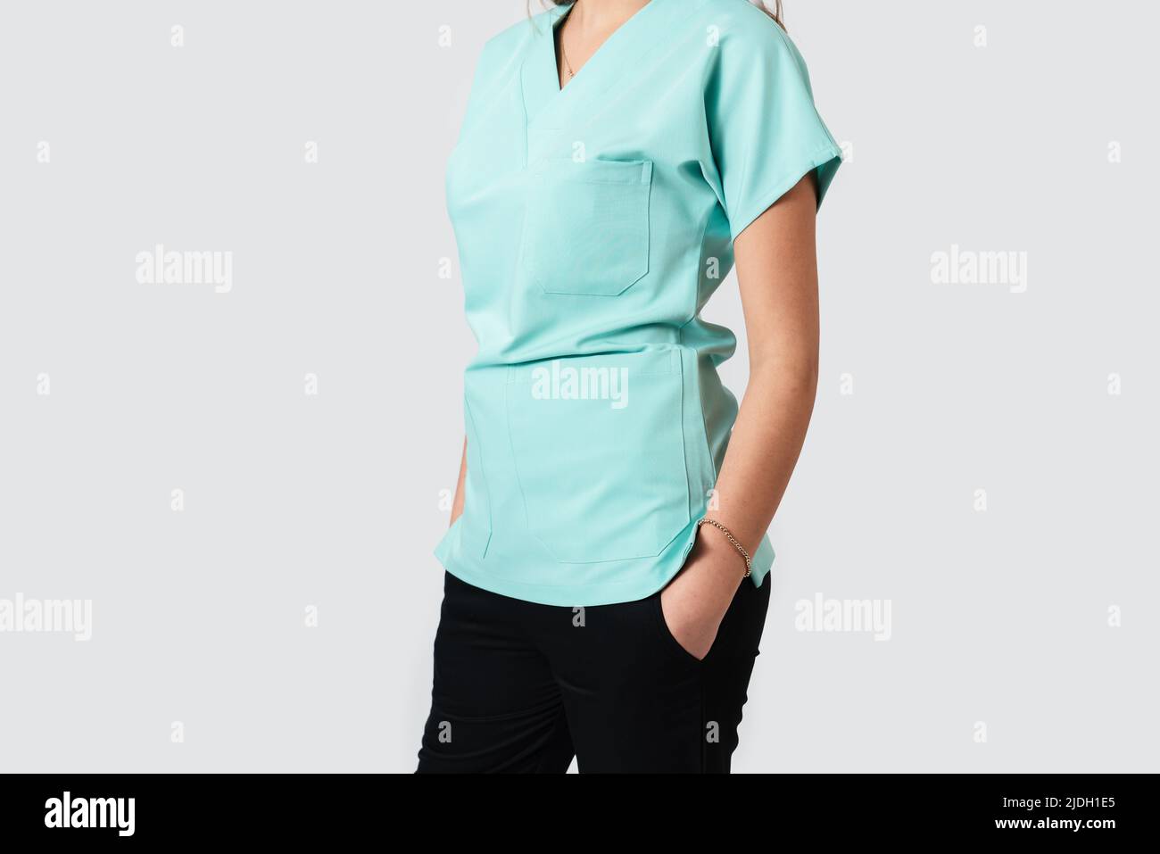 Ritratto di una donna medico o infermiera con uniforme medica turchese. Foto di alta qualità Foto Stock