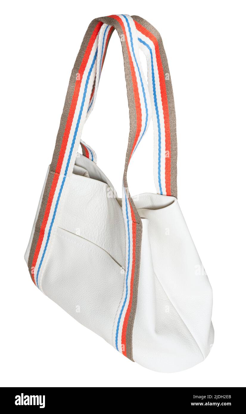 vista laterale della borsa tote artigianale con tasca in pelle bianca e ampi manici con cinturino in cotone tagliati su sfondo bianco Foto Stock