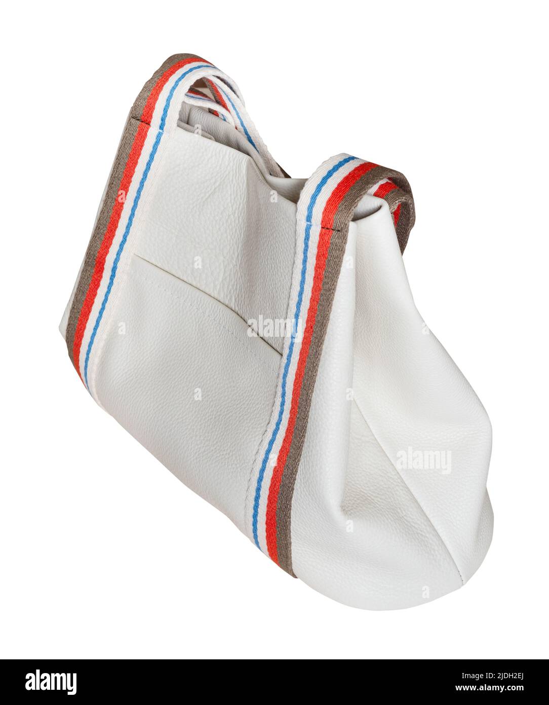 borsa tote semplice realizzata a mano con tasca in pelle bianca e ampi manici con cinturino in cotone tagliati su sfondo bianco Foto Stock