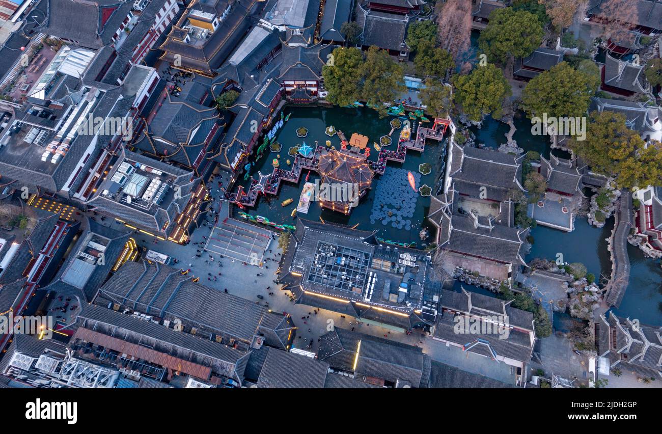 Vista aerea di Yu Yuan (Giardino Yu) al tramonto durante la festa della lanterna dell'anno dell'Ox a Shanghai. Foto Stock