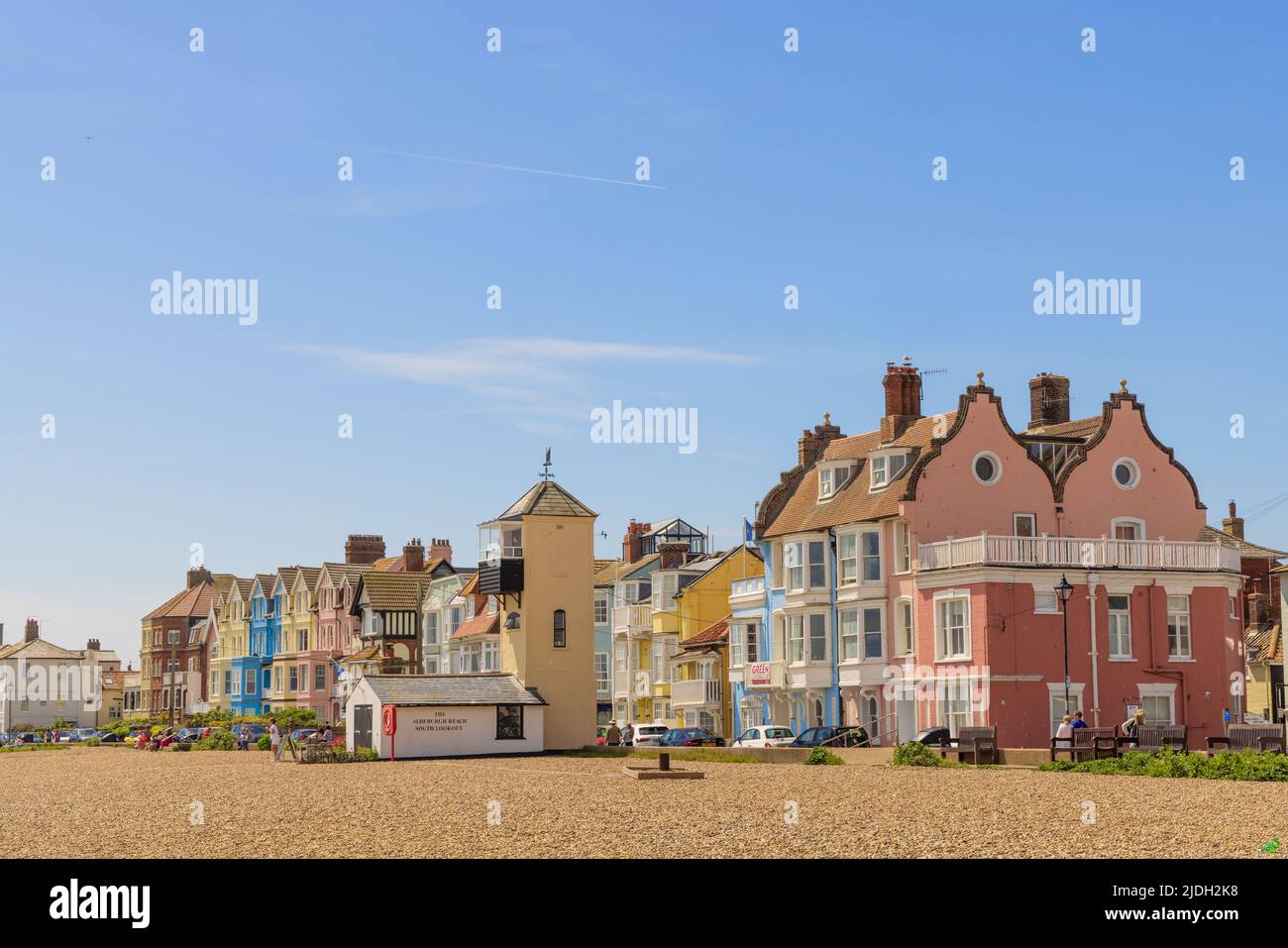 Edifici colorati di fronte alla spiaggia in una giornata di sole con cielo blu. Aldeburgh, Suffolk. REGNO UNITO Foto Stock