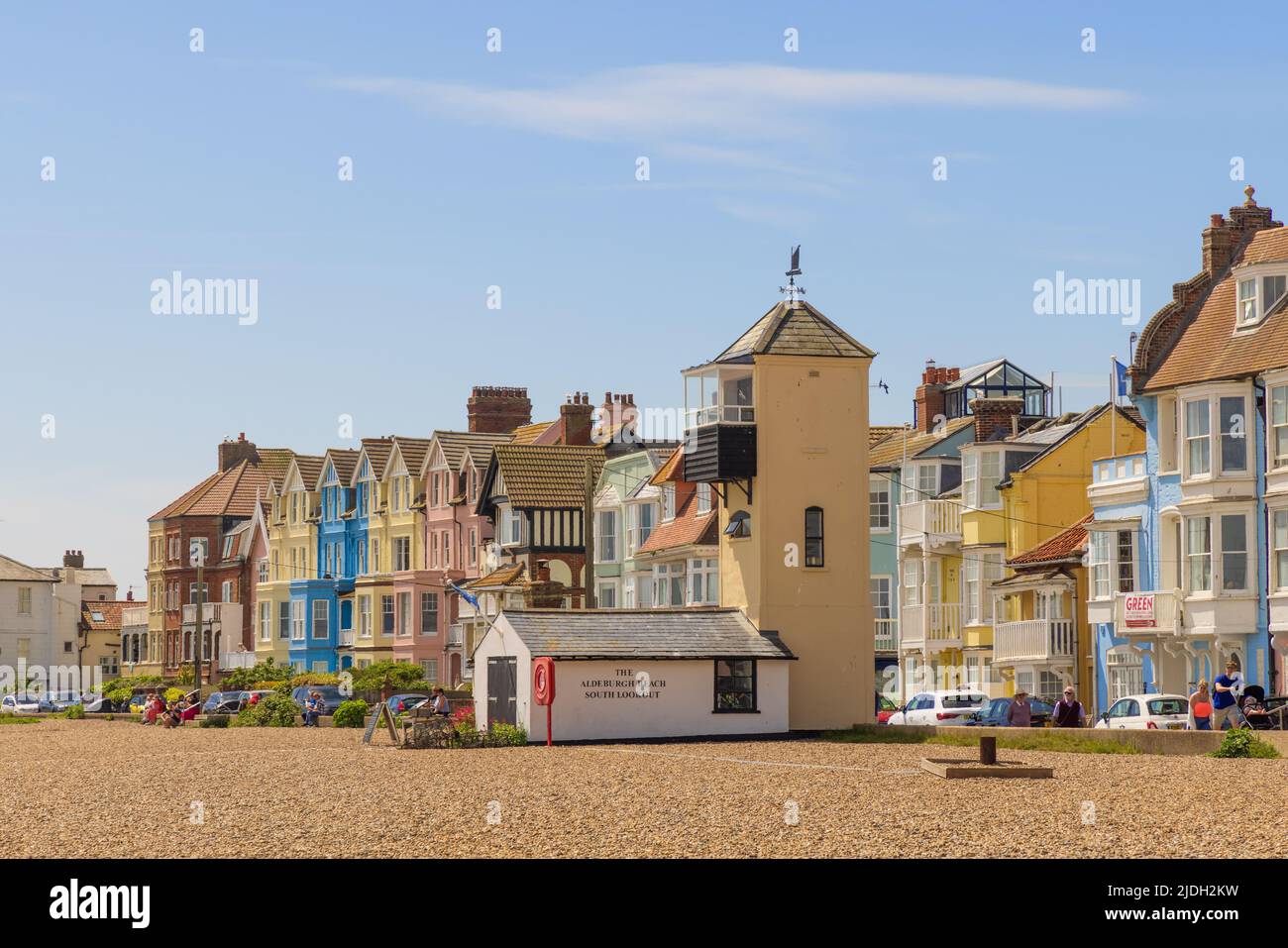 Edifici colorati di fronte alla spiaggia in una giornata di sole con cielo blu. Aldeburgh, Suffolk. REGNO UNITO Foto Stock