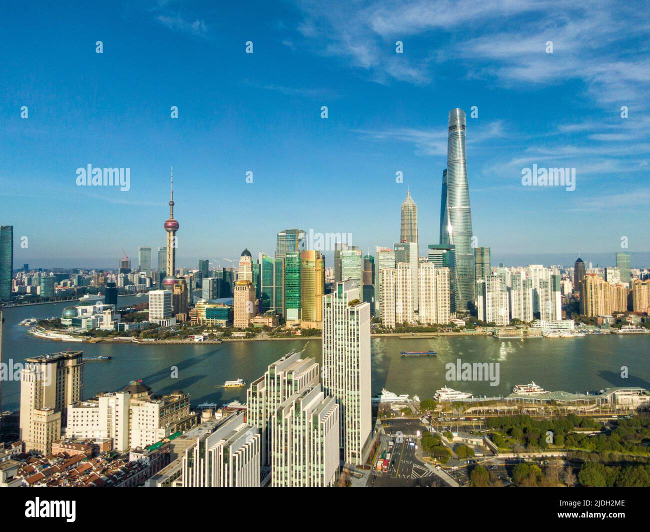 Spettacolare foto aerea del quartiere finanziario di Lujiazui a Pudong, Waitan (il Bund) Shanghai scattata sopra Yu Yuan (Yu Garden) Shanghai. Foto Stock