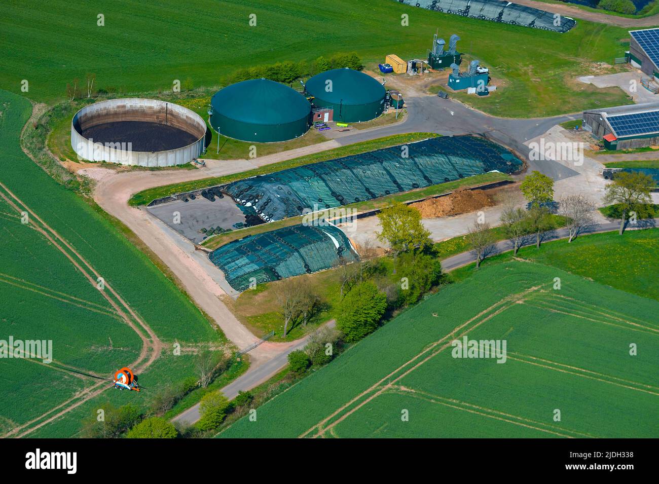 L'allevamento di animali utilizza il concime liquido nel proprio impianto di biogas, vista aerea 05/06/2022, Germania, Schleswig-Holstein Foto Stock