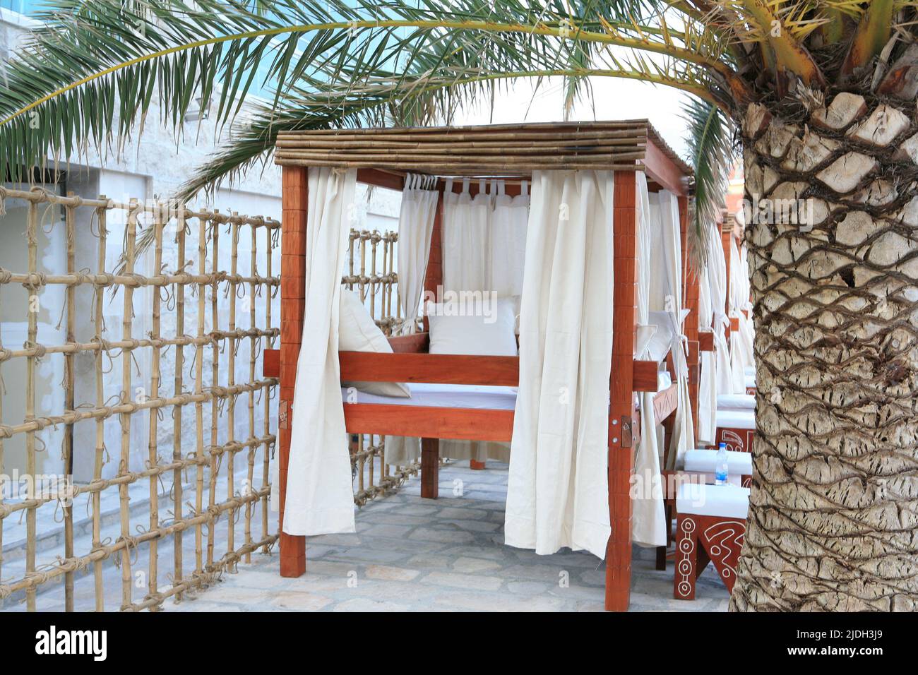 Padiglioni in legno con canopys bianchi per privacy e relax sulla riva della spiaggia per pubblicazione, design, poster, calendario, posta Foto Stock