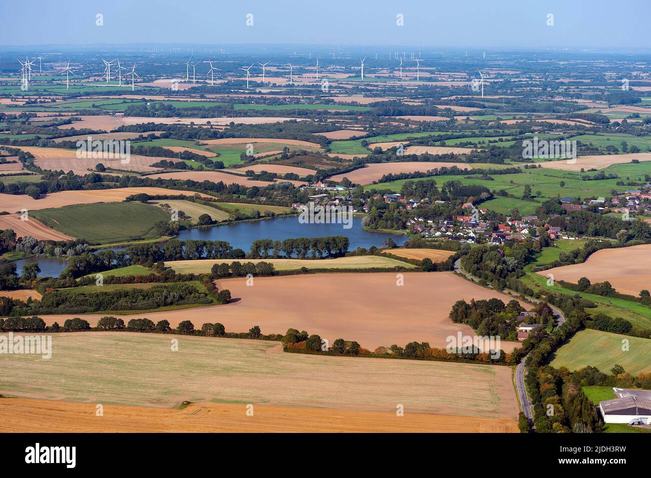 Paesaggio culturale con parco eolico nello Schleswig-Holstein, veduta aerea 08/31/2019, Germania, Schleswig-Holstein Foto Stock