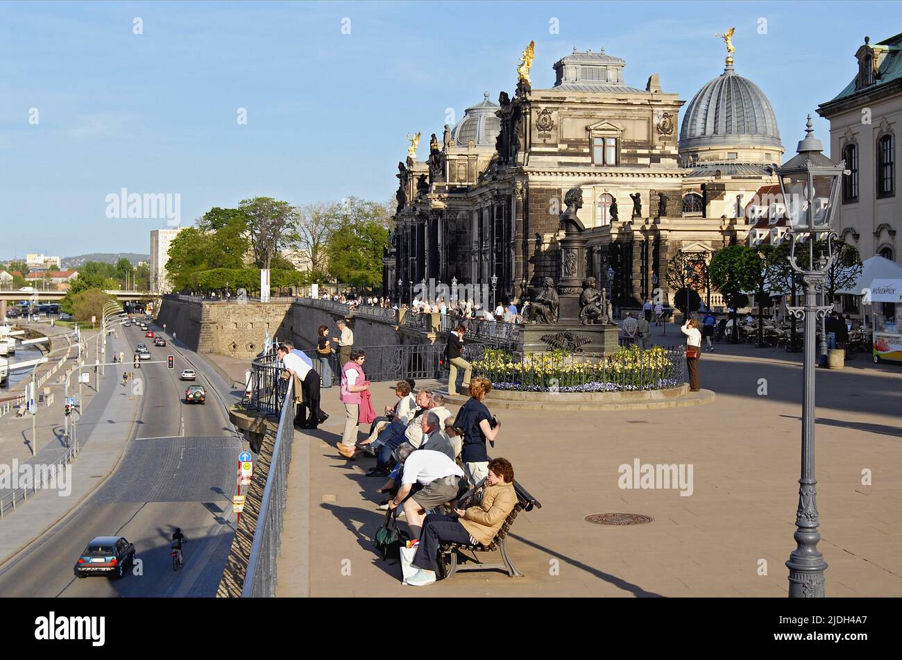 I turisti e la gente del posto si rilassano al sole primaverile sulla terrazza Bruehlische di Dresda, Germania, Sassonia, Dresda Foto Stock