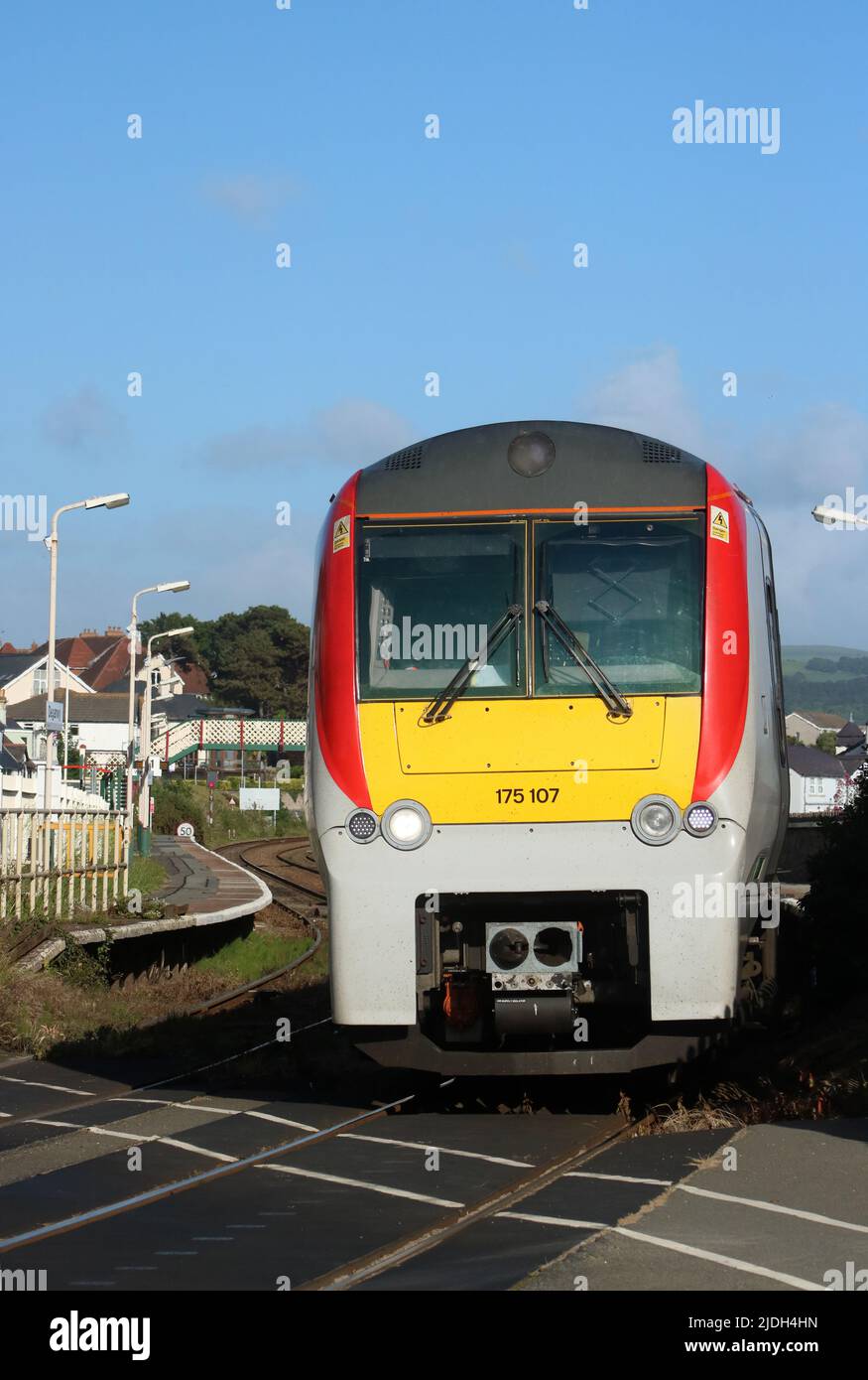 Trasporto per il Galles classe 175 Coradia 1000 dmu, unità numero 175107, lasciando la stazione di Deganwy e in procinto di attraversare il passaggio a livello alla fine della stazione. Foto Stock
