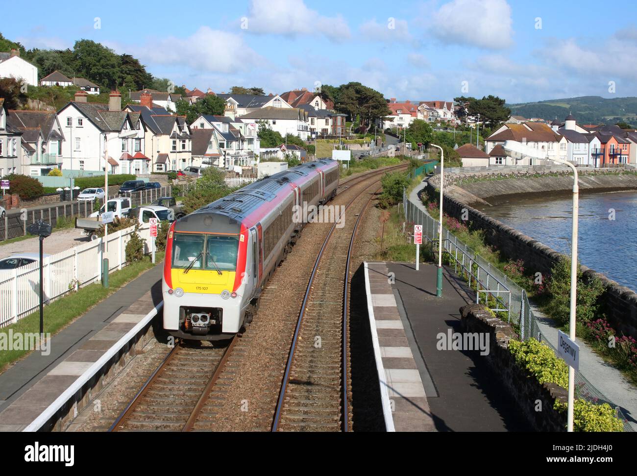 Trasporto per il Galles classe 175 Coradia 1000 dmu, unità numero 175107 che lascia la stazione di Deganwy giovedì 9th giugno 2022 con treno per Llandudno Junction. Foto Stock