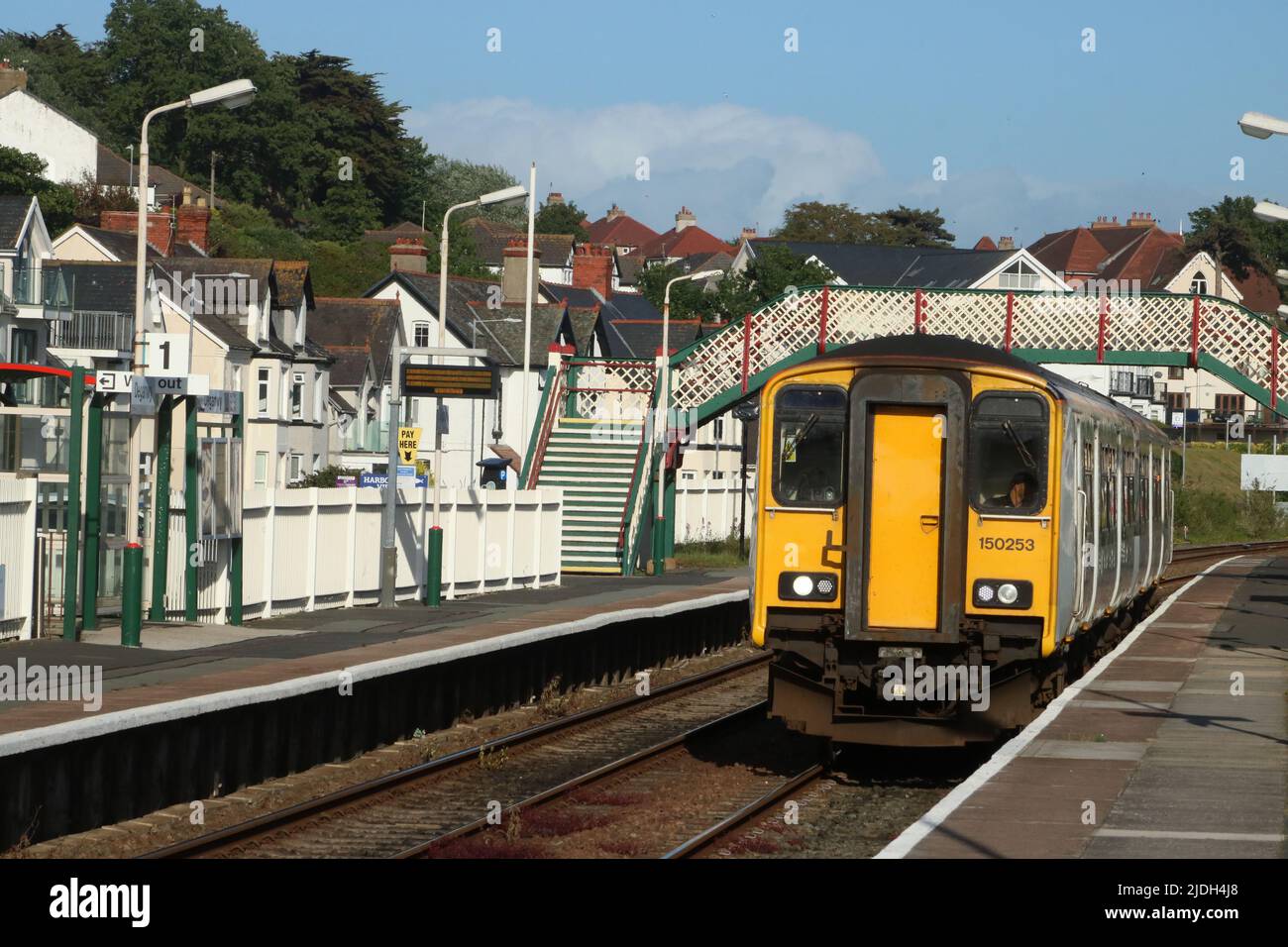 Trasporto per il Galles 2 auto classe 150 Sprinter dmu, unità numero 150 253, nella stazione ferroviaria di Deganwy giovedì 9th giugno 2022. Foto Stock