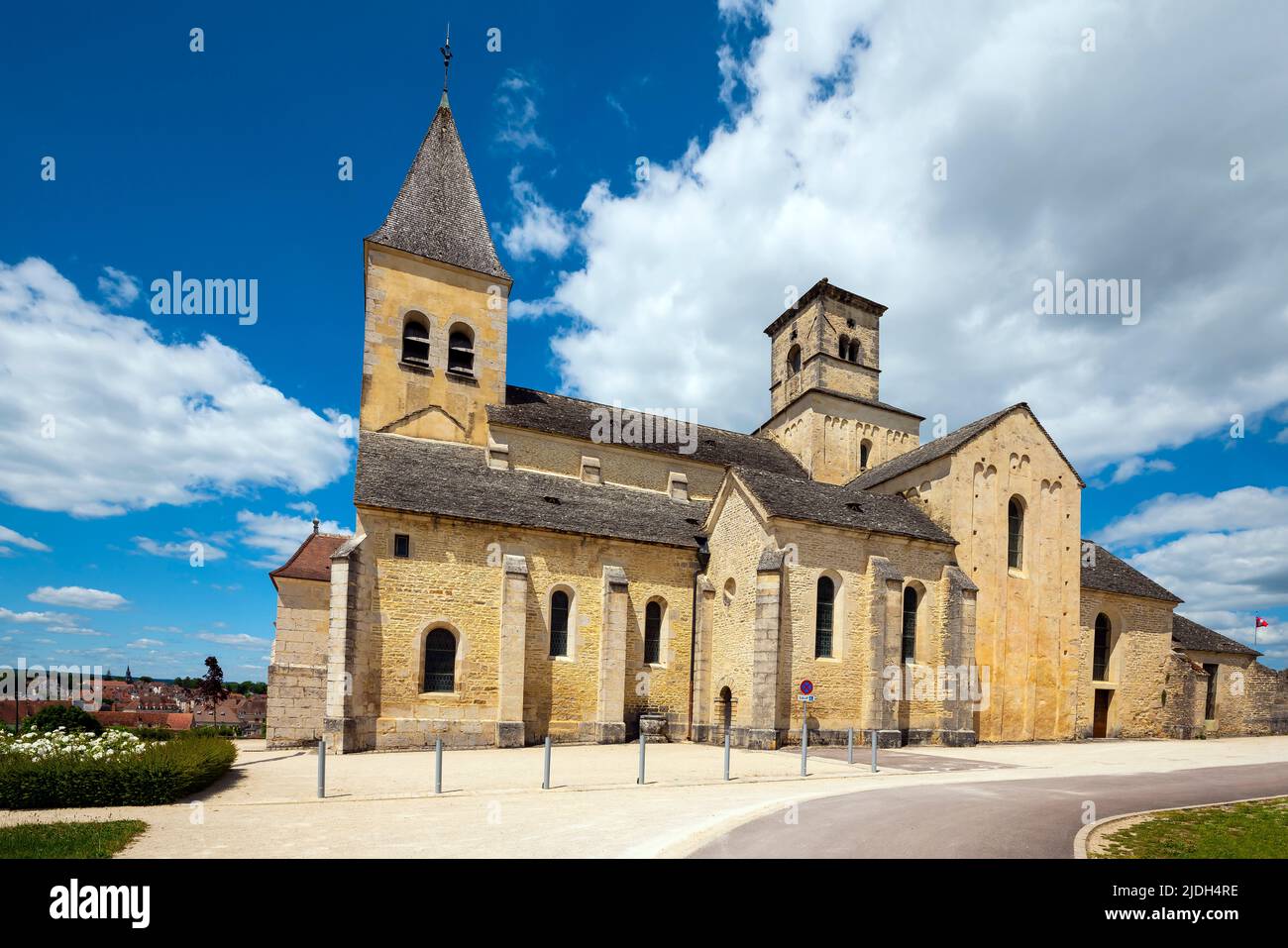 Il Pertuis-au-Loup ponte sul fiume Senna e la chiesa di Saint Vorles. L'antica cittadina di Châtillon-sur-Seine si trova nel Burgund Foto Stock