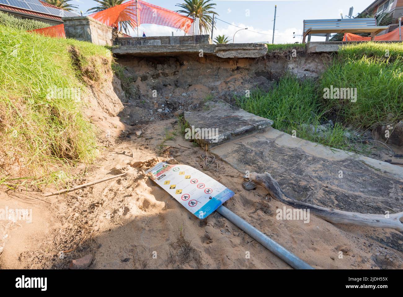 I danni da un'ondata di tempesta e una banca di sabbia spazzata via nei recenti mari selvaggi, a pochi metri dal Long Reef Golf Clubhouse e dalle case residenziali di Sydney Foto Stock