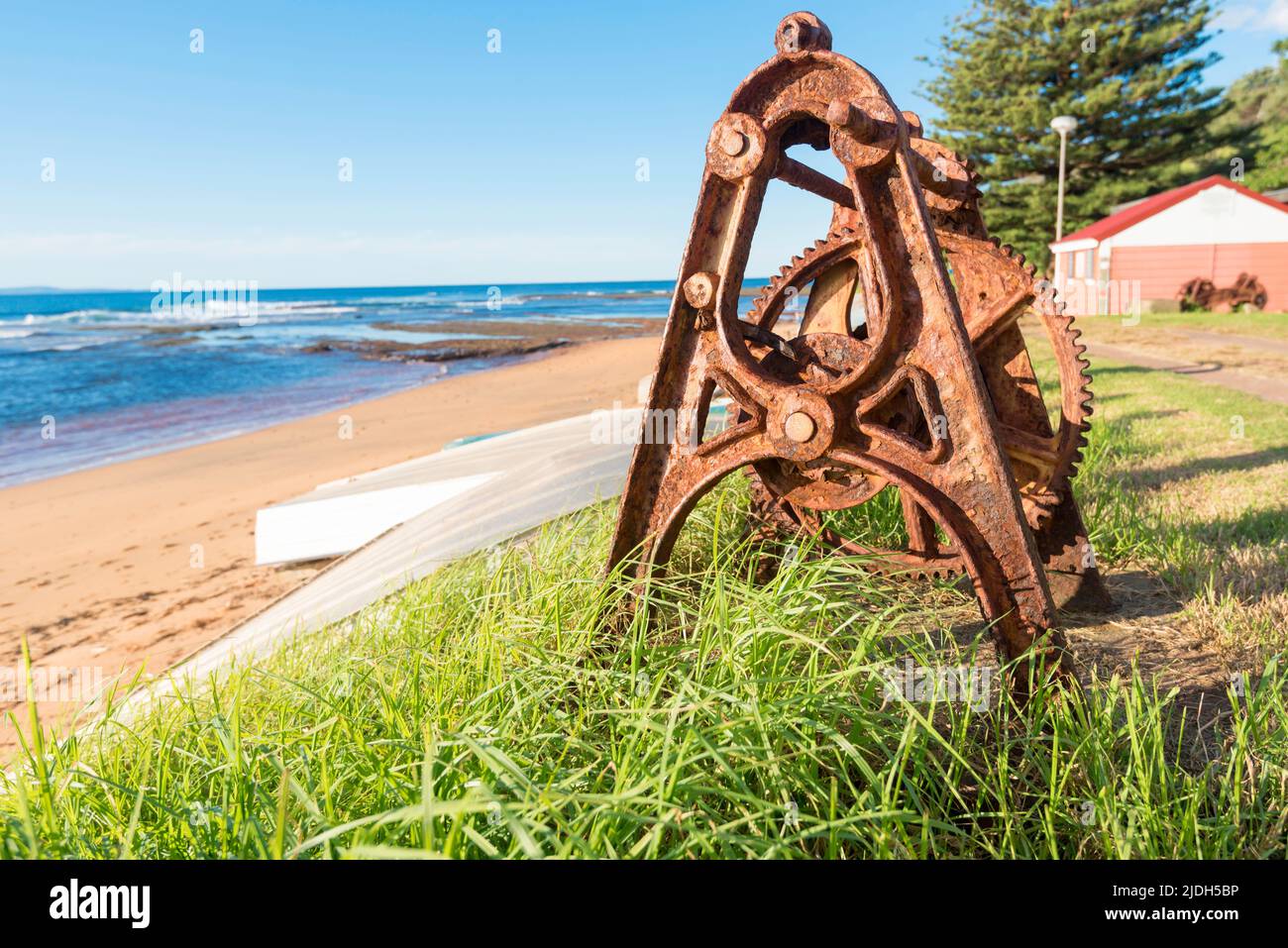 Un verricello per barche d'epoca arrugginito in precedenza utilizzato per trasportare barche da pesca a riva a Fisherman's Beach vicino a Long Reef, Sydney Australia Foto Stock