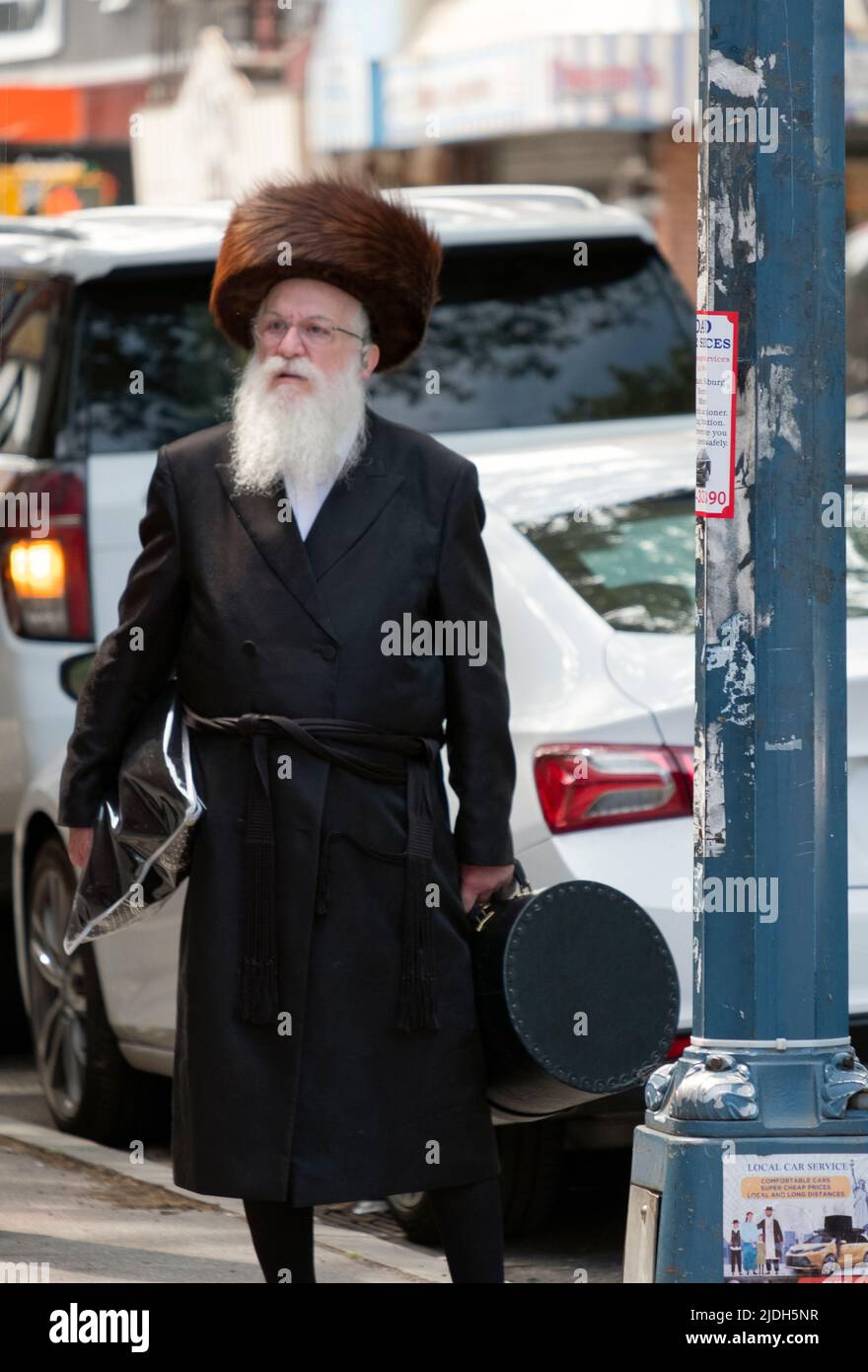 Un ebreo ortodosso, probabilmente un rabbino, indossa il suo cappello di pelliccia di striemel ad una celebrazione di famiglia, probabilmente un matrimonio. A Williamsburg, Brooklyn, New York Foto Stock