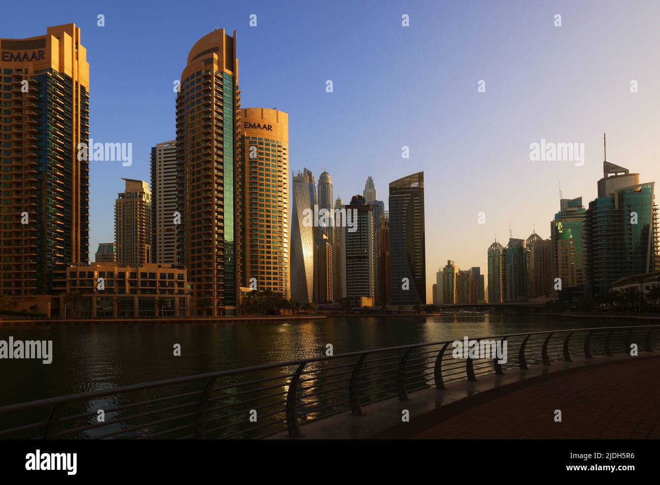 moderne Architektur, Dubai Marina, Atemberaubende Aussicht auf die Skyline von Dubai mit Bürohochhäuser und Hotels mit Spiegelung im Dubai Kanal Foto Stock