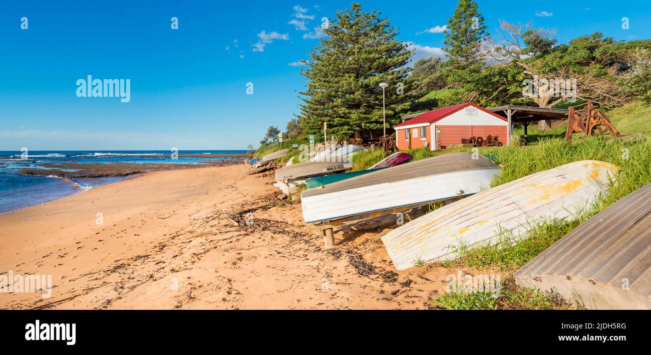 Barche da pesca in metallo rovesciato (Tinnies) trasportate sulla riva a Fisherman's Beach vicino a Long Reef, Sydney Australia Foto Stock