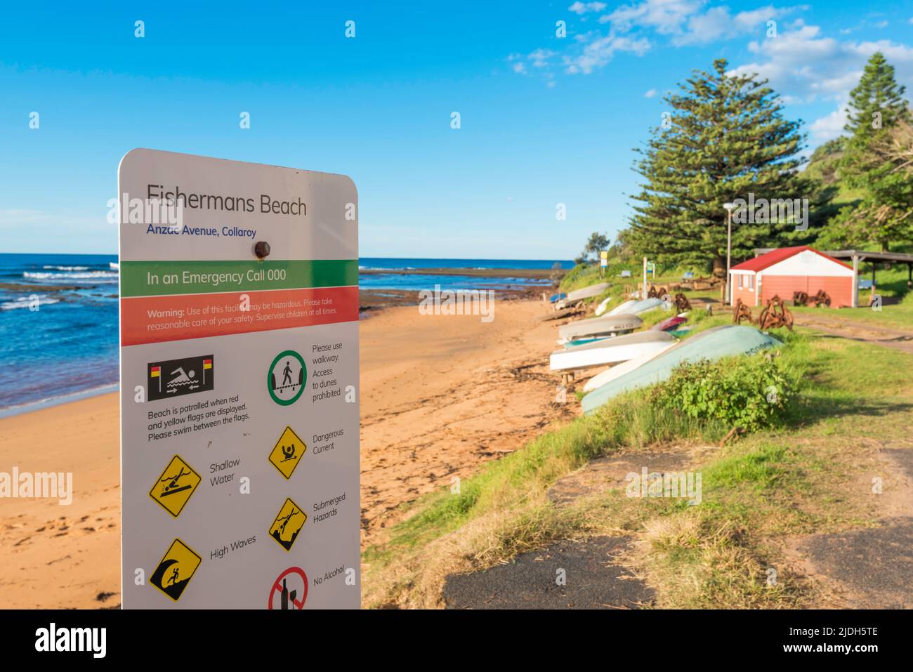 Barche da pesca in metallo rovesciato (Tinnies) trasportate sulla riva a Fisherman's Beach vicino a Long Reef, Sydney Australia Foto Stock