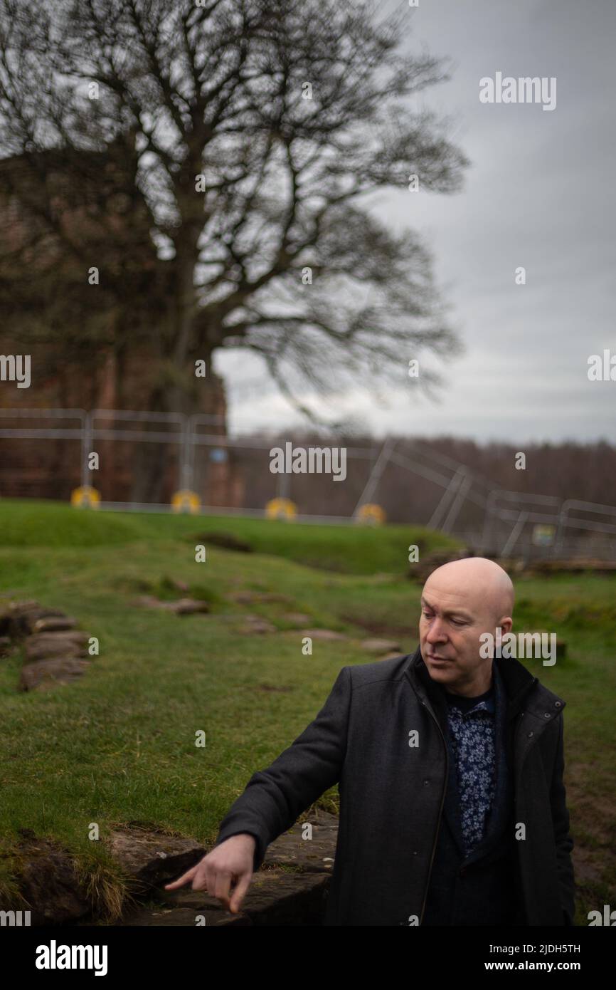 Christopher Brookmyre, autore, al castello di Bothwell, vicino alla sua casa a Bothwell, Scozia, 2 marzo 2022. Foto Stock