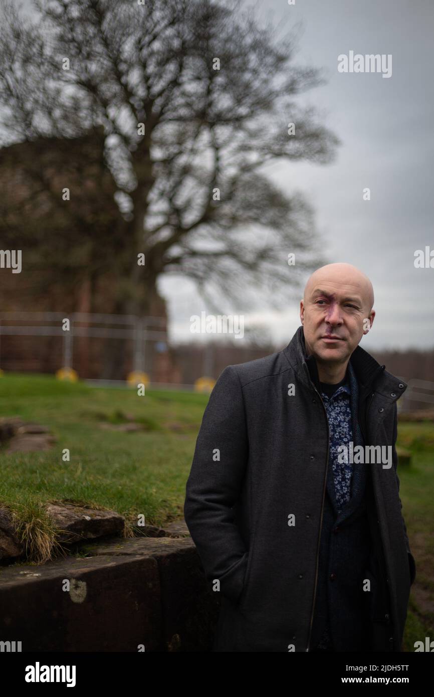 Christopher Brookmyre, autore, al castello di Bothwell, vicino alla sua casa a Bothwell, Scozia, 2 marzo 2022. Foto Stock