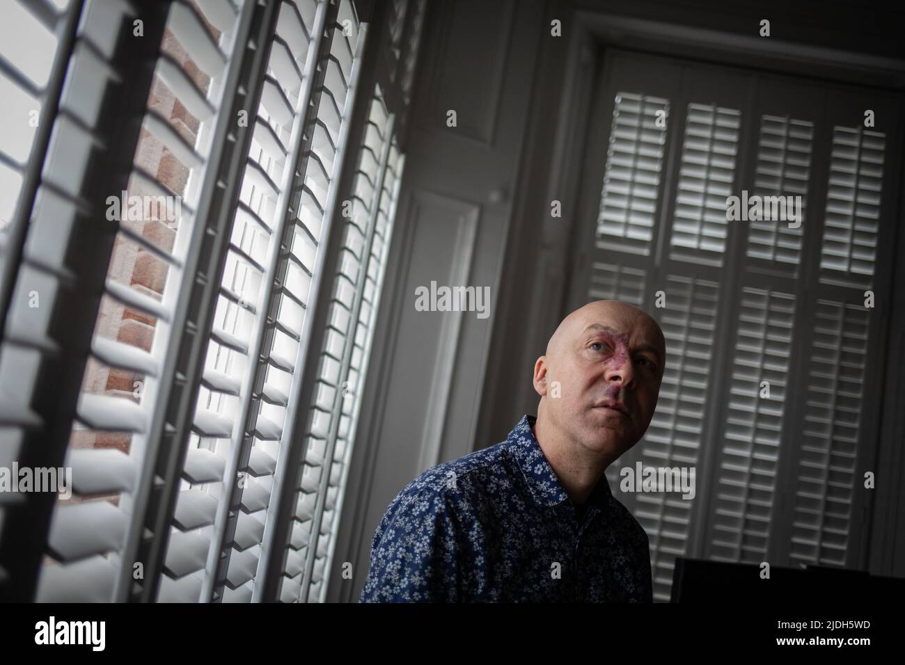 Christopher Brookmyre, autore, nella sua casa a Bothwell, Scozia, 2 marzo 2022. Foto Stock