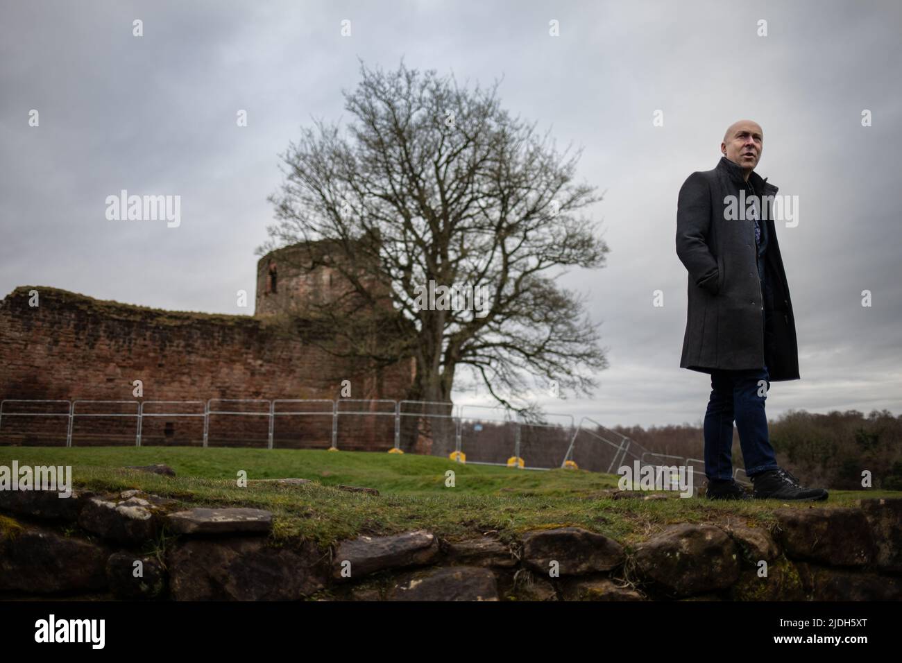 Christopher Brookmyre, autore, al castello di Bothwell, vicino alla sua casa a Bothwell, Scozia, 2 marzo 2022. Foto Stock