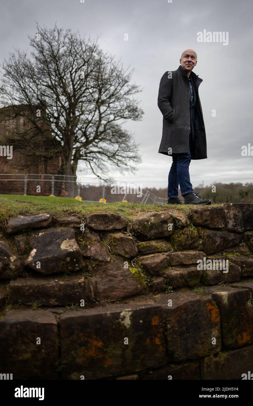 Christopher Brookmyre, autore, al castello di Bothwell, vicino alla sua casa a Bothwell, Scozia, 2 marzo 2022. Foto Stock