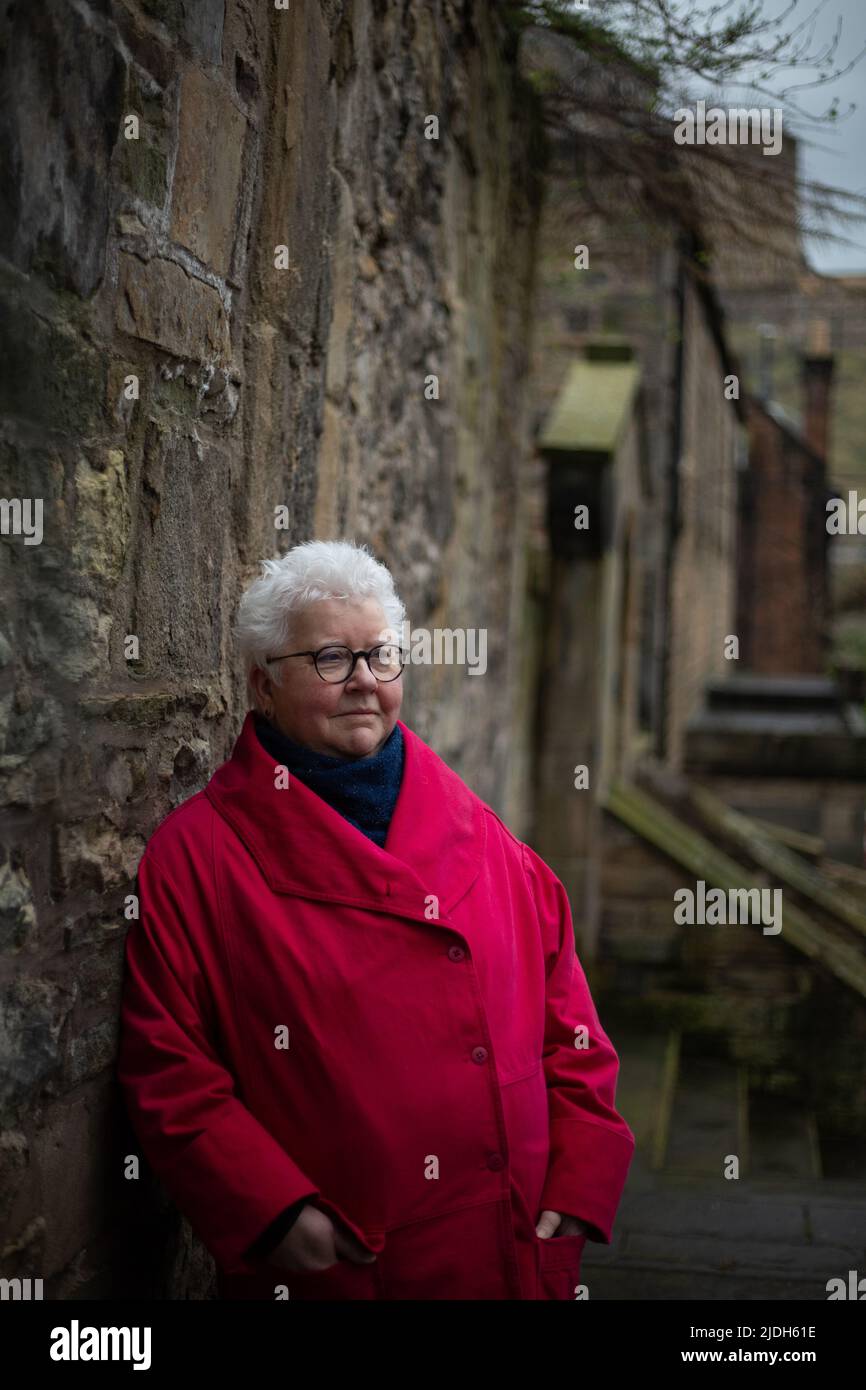 Val McDermid, autore del crimine, fotografato con uno sfondo del Castello di Edimburgo, a Edimburgo, Scozia, 3 marzo 2022. Foto Stock