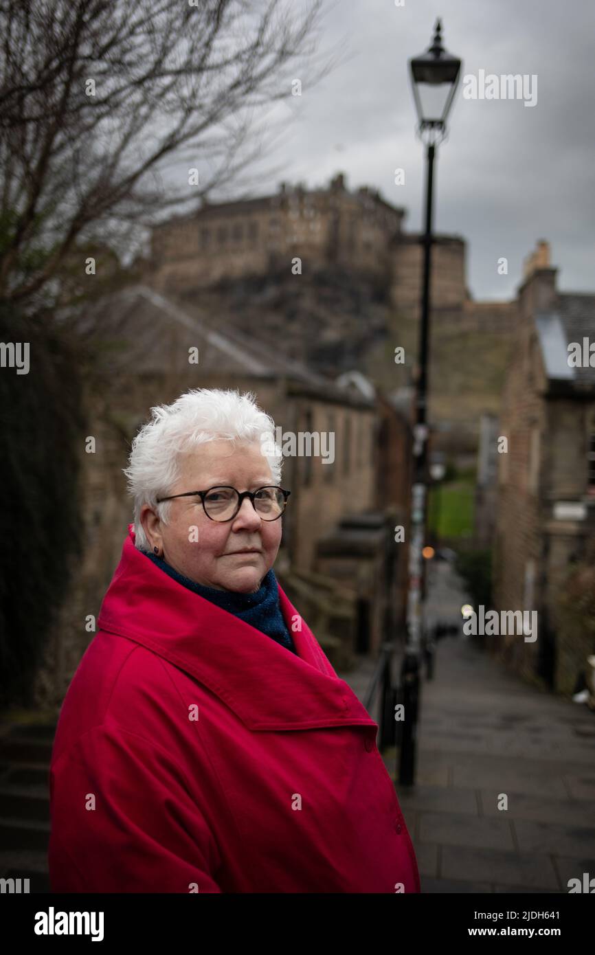 Val McDermid, autore del crimine, fotografato con uno sfondo del Castello di Edimburgo, a Edimburgo, Scozia, 3 marzo 2022. Foto Stock