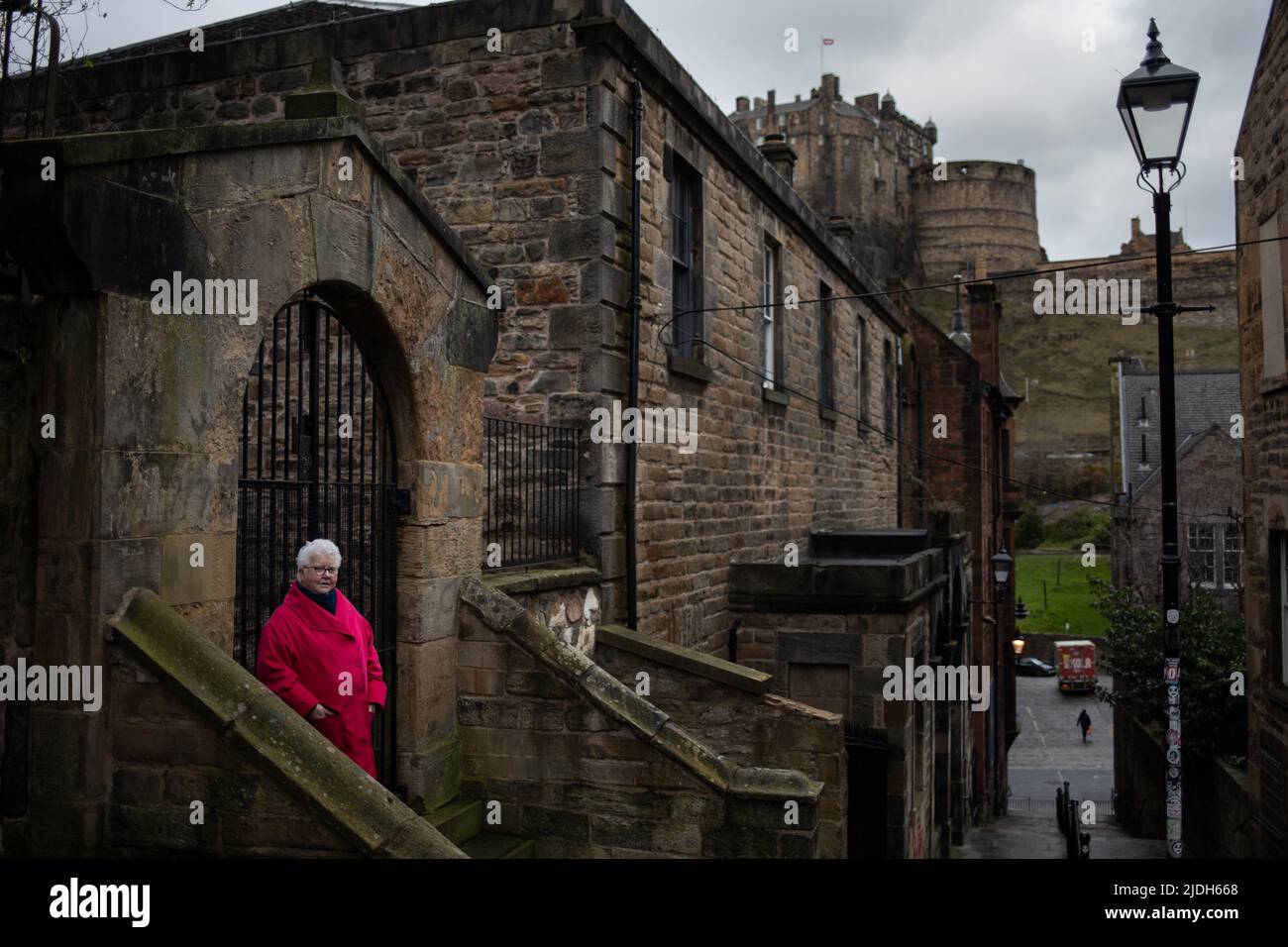 Val McDermid, autore del crimine, fotografato con uno sfondo del Castello di Edimburgo, a Edimburgo, Scozia, 3 marzo 2022. Foto Stock