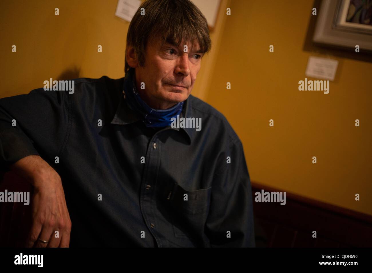 Ian Rankin, autore, all'Oxford Bar, (un bar che si trova in molti dei suoi libri), a Edimburgo, Scozia, 2 marzo 2022. Foto Stock