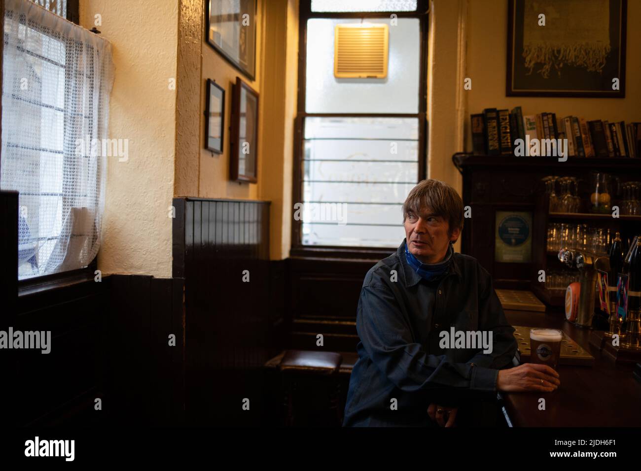 Ian Rankin, autore, all'Oxford Bar, (un bar che si trova in molti dei suoi libri), a Edimburgo, Scozia, 2 marzo 2022. Foto Stock