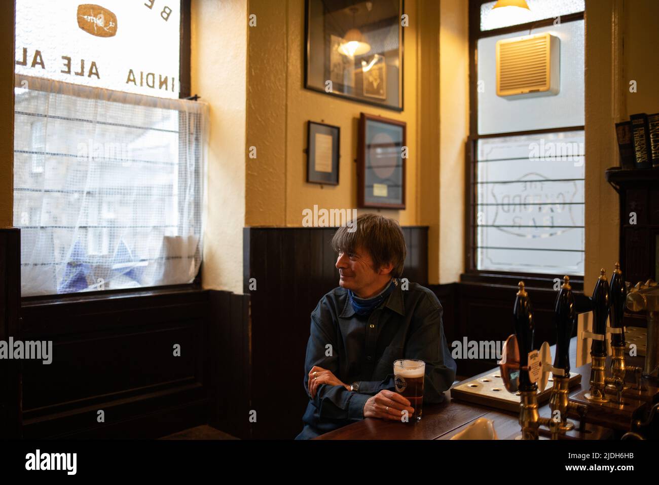 Ian Rankin, autore, all'Oxford Bar, (un bar che si trova in molti dei suoi libri), a Edimburgo, Scozia, 2 marzo 2022. Foto Stock