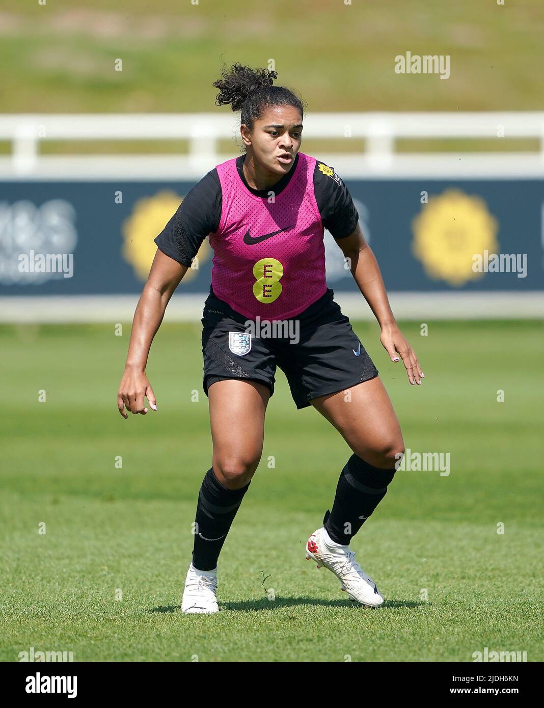 Jess carter in Inghilterra durante una sessione di allenamento al St George's Park di Burton-upon-Trent. Data foto: Martedì 21 giugno 2022. Foto Stock