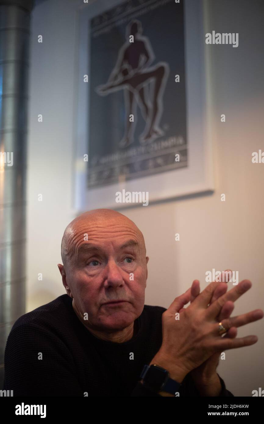 Irvine Welsh, autore, nel pub Little White Pig, di proprietà della sua ragazza, a Edimburgo, Scozia, 2 marzo 2022. Foto Stock