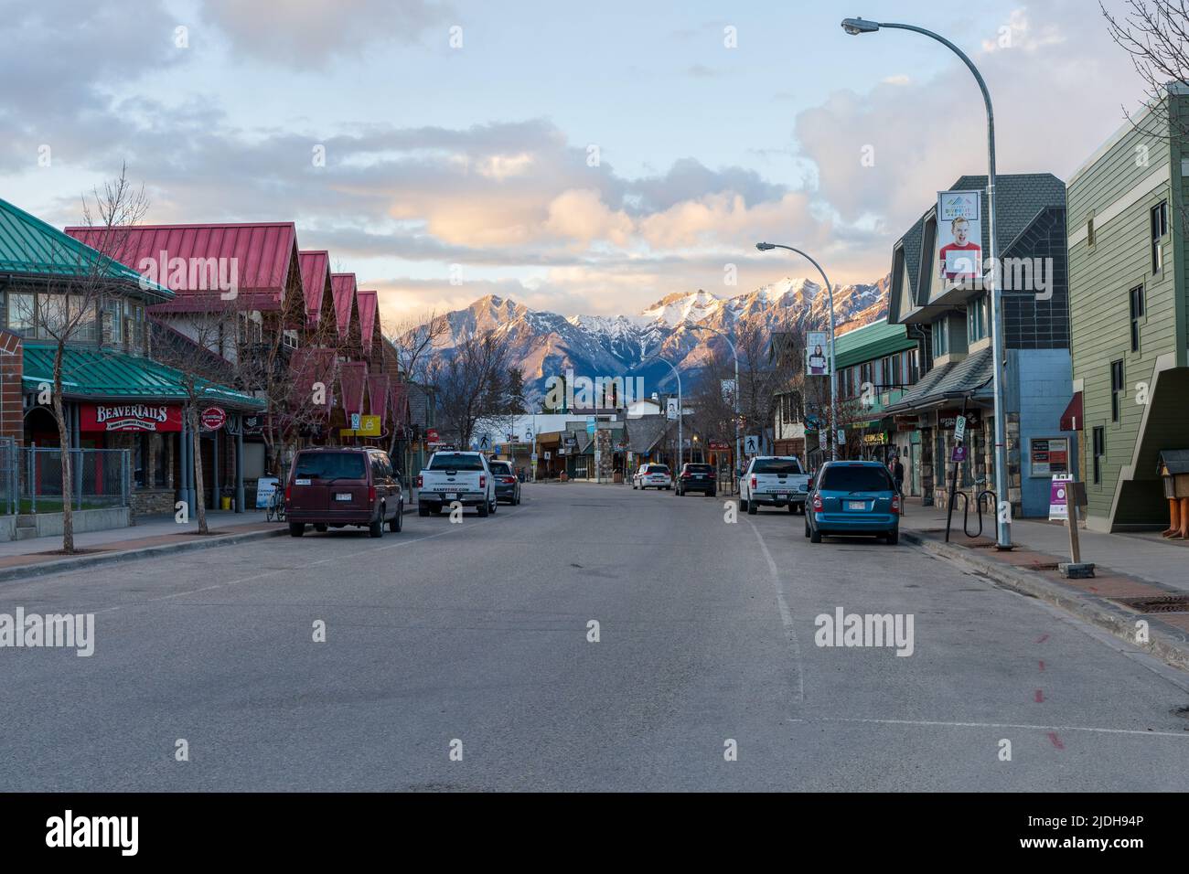 Jasper, Alberta, Canada - Maggio 4 2021 : Vista strada della città Jasper nel crepuscolo. Via Patricia. Foto Stock
