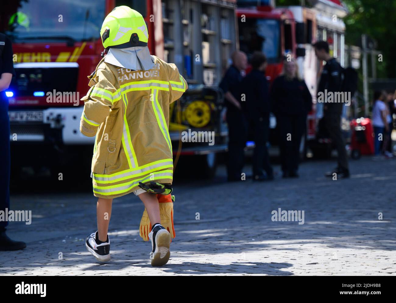 Hannover, Germania. 21st giugno 2022. Un bambino corre attraverso Trammplatz nell'abbigliamento troppo grande di un pompiere al 29th German Firefighters' Day. Credit: Julian Stratenschulte/dpa/Alamy Live News Foto Stock