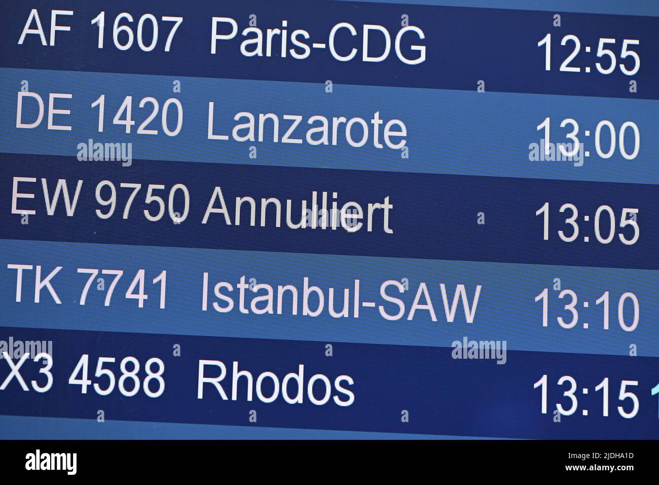 Duesseldorf, Germania. 21st giugno 2022. L'esposizione all'aeroporto di  Düsseldorf mostra che il volo Eurowings EW9750 per Vienna è stato annullato  a causa di problemi di personale, la compagnia aerea Eurowings ha annullato