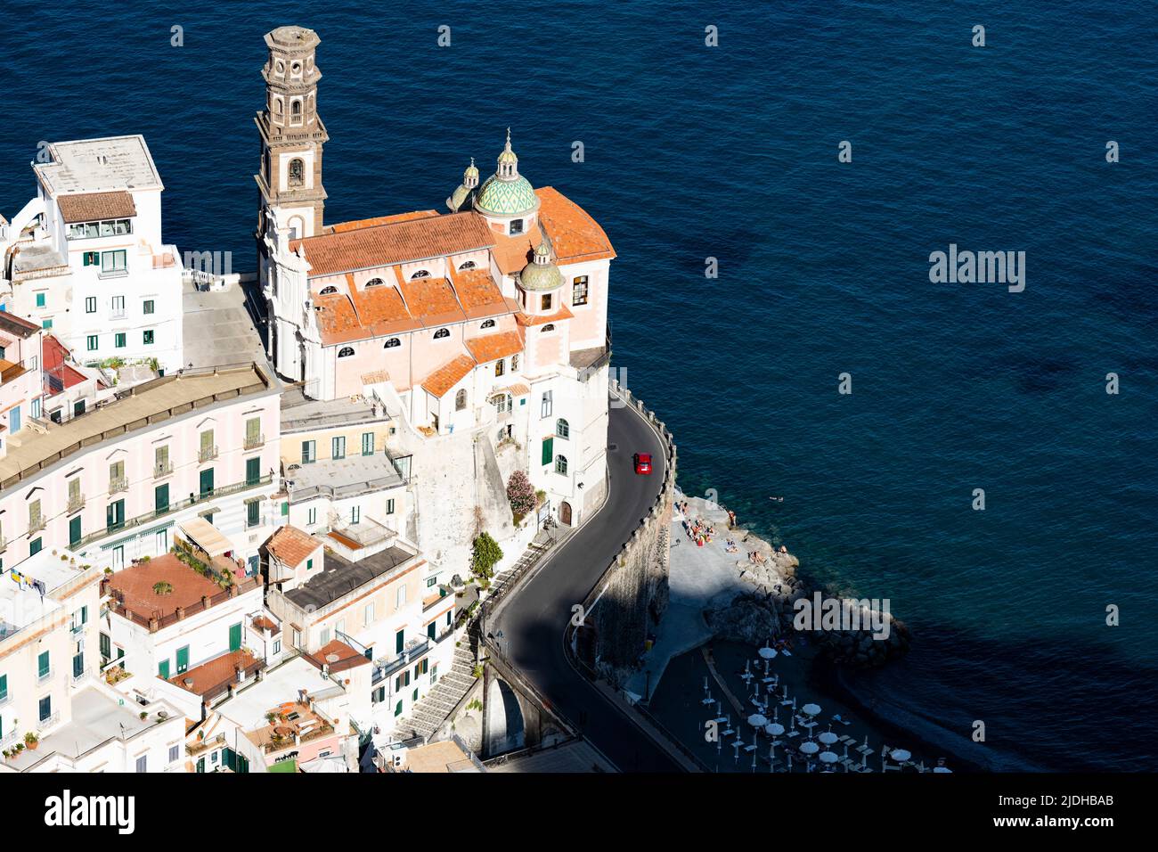 Vista dall'alto, splendida vista aerea di una bella vecchia chiesa con un sottile campanile situato su una scogliera proprio accanto alla costa. Foto Stock Vista dall'alto, splendida vista aerea di una bella vecchia chiesa con un sottile campanile situato su una scogliera proprio accanto alla costa. Foto Stock