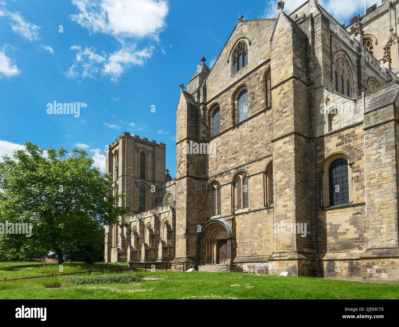 South Transpet della Cattedrale di Ripon in estate a Ripon North Yorkshire Inghilterra Foto Stock