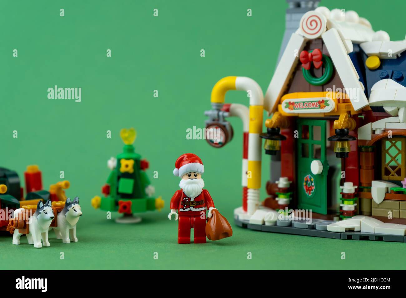 Giocattolo di Capodanno. Casa d'inverno di Babbo Natale. Dettagli sui mattoni del costruttore LEGO. Storia di Natale e minifigure. Sfondo del concetto di artigianato per bambini. Kiev, Ucraina - 23 febbraio 2022 Foto Stock
